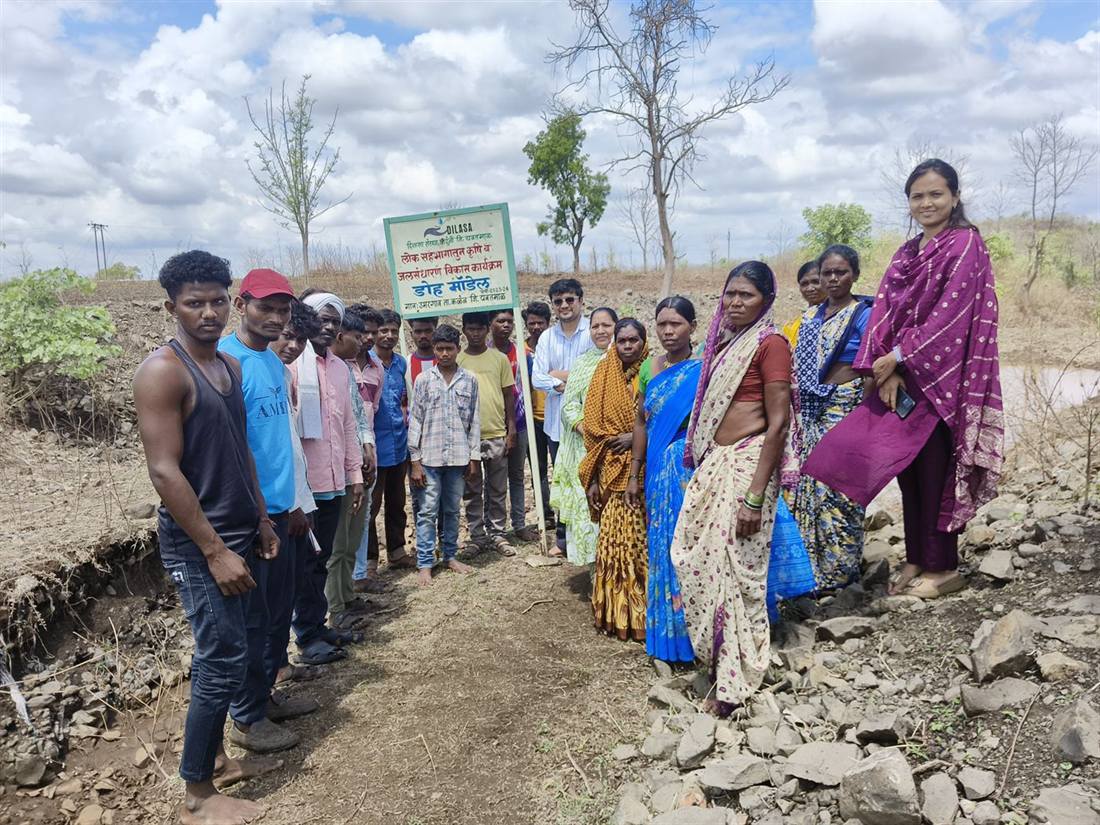 Villagers at a Dilasa Sanstha programme site in Yavatmal district